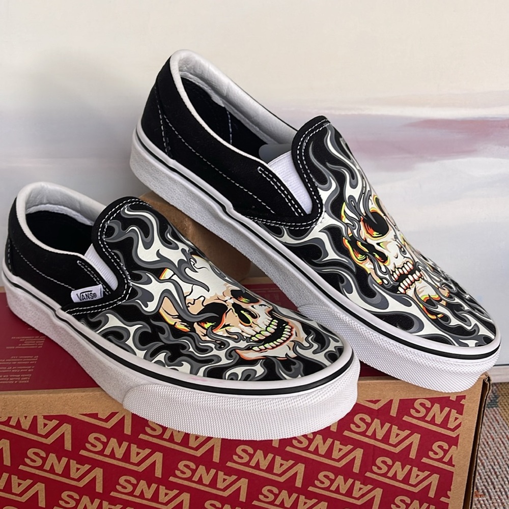 Vans Men’s Classic Slip-On
Flame Skull Black/True White 
VN0009Q7BMX
Sneakers - Picture 7 of 16